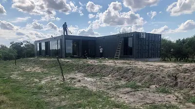 Cómo son las casas de containers que se construyen en 15 días como si fueran un tetris Cómo son las casas de containers que se construyen en 15 días como si fueran un tetris