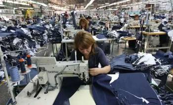 Ropa a 50% off por la crisis de Javier Milei: dónde y cuándo es la iniciativa de Ona Sáez | Crisis económica