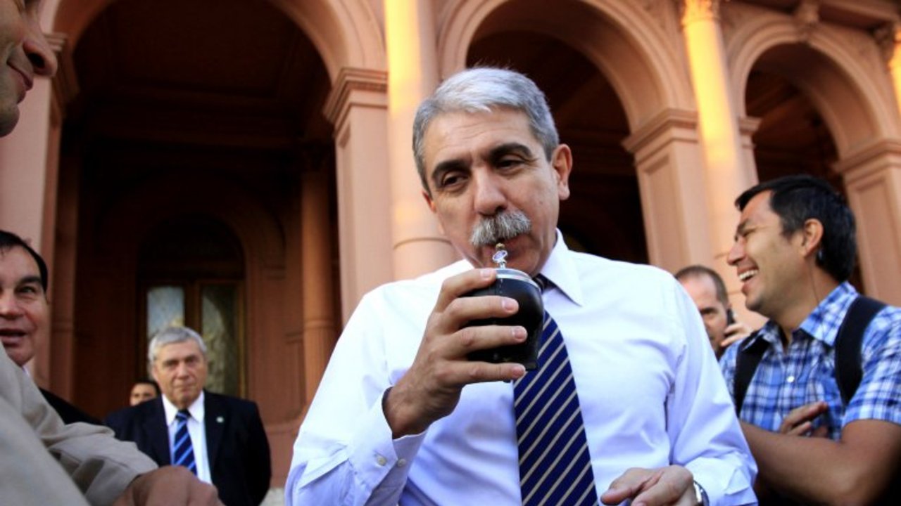 Se lanza el camporista Aníbal y el kirchnerismo pesca afuera de la pecera