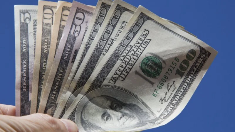 El blue cedió nueve centavos a $ 12,61