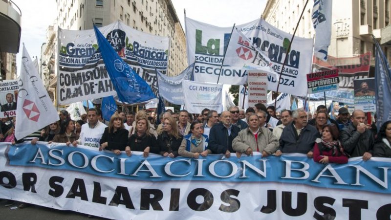 Bancarios inician protestas y se quejan por Ganancias