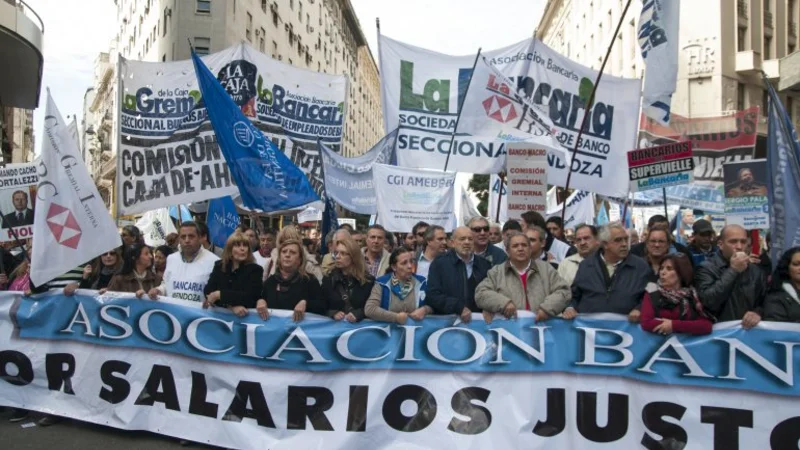 Bancarios inician protestas y se quejan por Ganancias