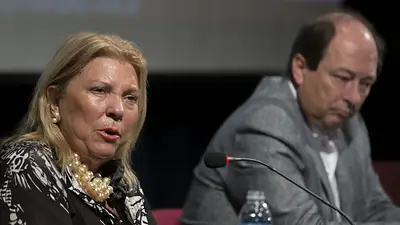 Carrió desatada: aseguró que el Gobierno quiere matar "por estrés" a Fayt Carrió desatada: aseguró que el Gobierno quiere matar "por estrés" a Fayt