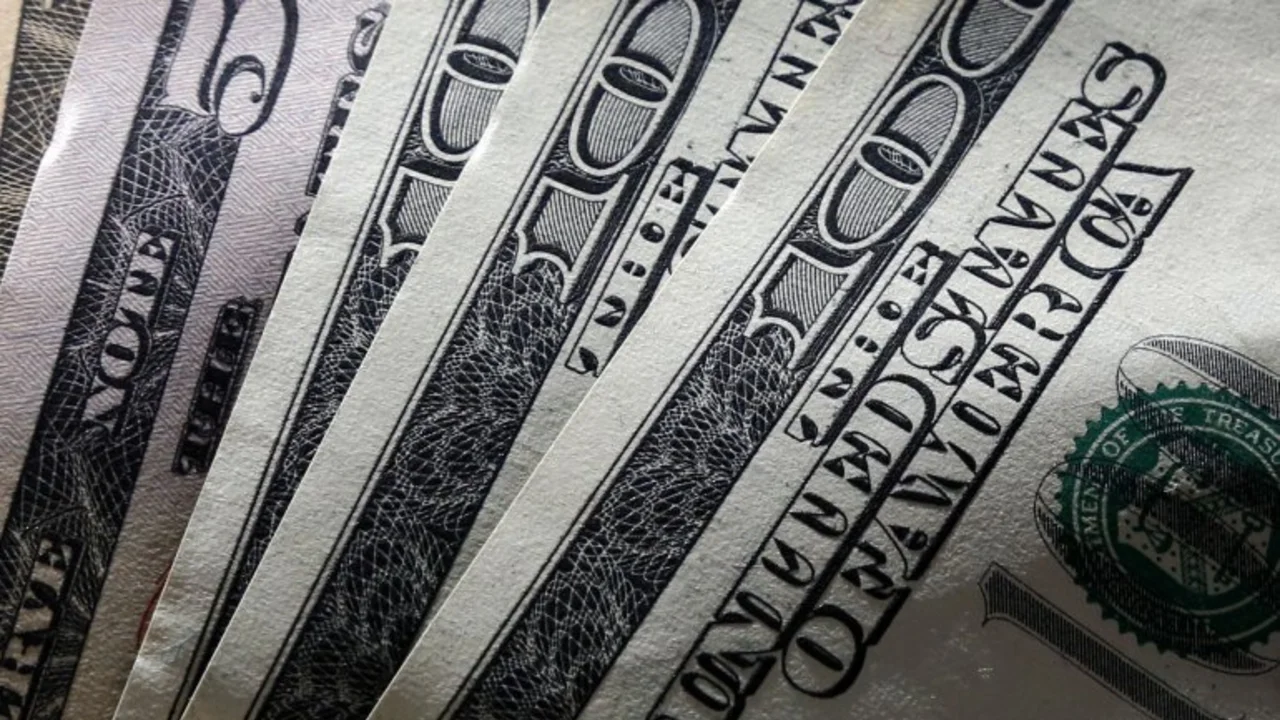 El dólar blue disminuyó a $12,59