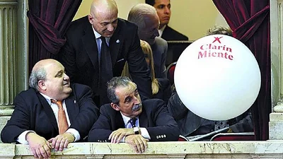 Citan a indagatoria a Guillermo Moreno por la utilización de cotillón anti Clarín Citan a indagatoria a Guillermo Moreno por la utilización de cotillón anti Clarín