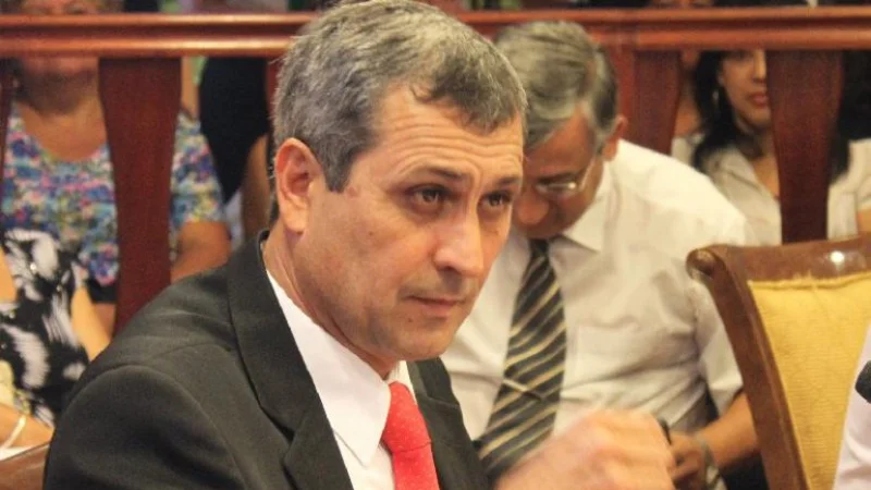 Insólito: un candidato amenaza con "volarle los dientes" a los corruptos