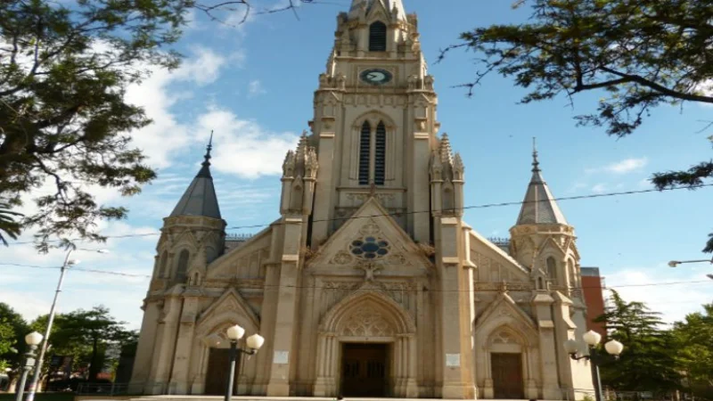 De Vido anunció la restauración de la Catedral de Mercedes