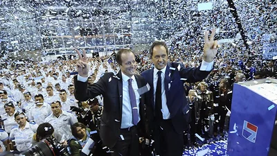 Elecciones 2015: Insaurralde bajó su candidatura y se unió al baño de humildad Elecciones 2015: Insaurralde bajó su candidatura y se unió al baño de humildad