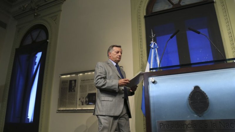 Aranguren se desligó de la licitación que ganó su empresa