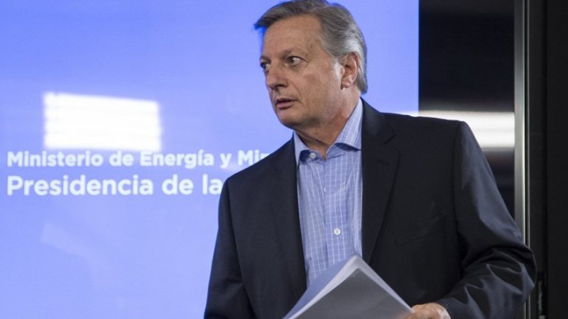 Juan José Aranguren: "Si el consumidor cree que el precio de la nafta es alto, deja de cargar"