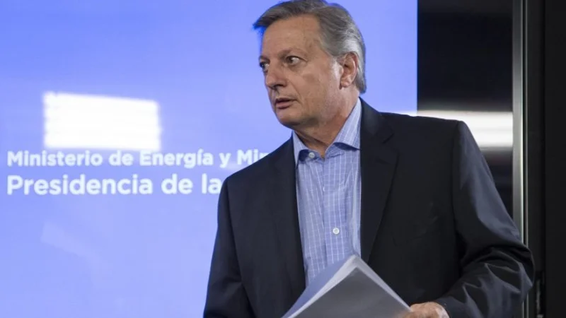 Juan José Aranguren: "Si el consumidor cree que el precio de la nafta es alto, deja de cargar"