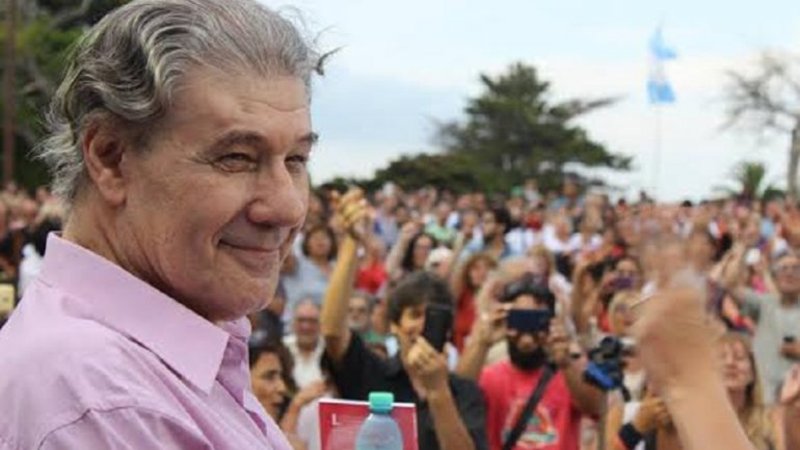 Víctor Hugo regresa a la pantalla: conducirá el noticiero de C5N
