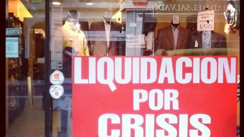 Como en 2001: local de ropa liquida "por crisis"