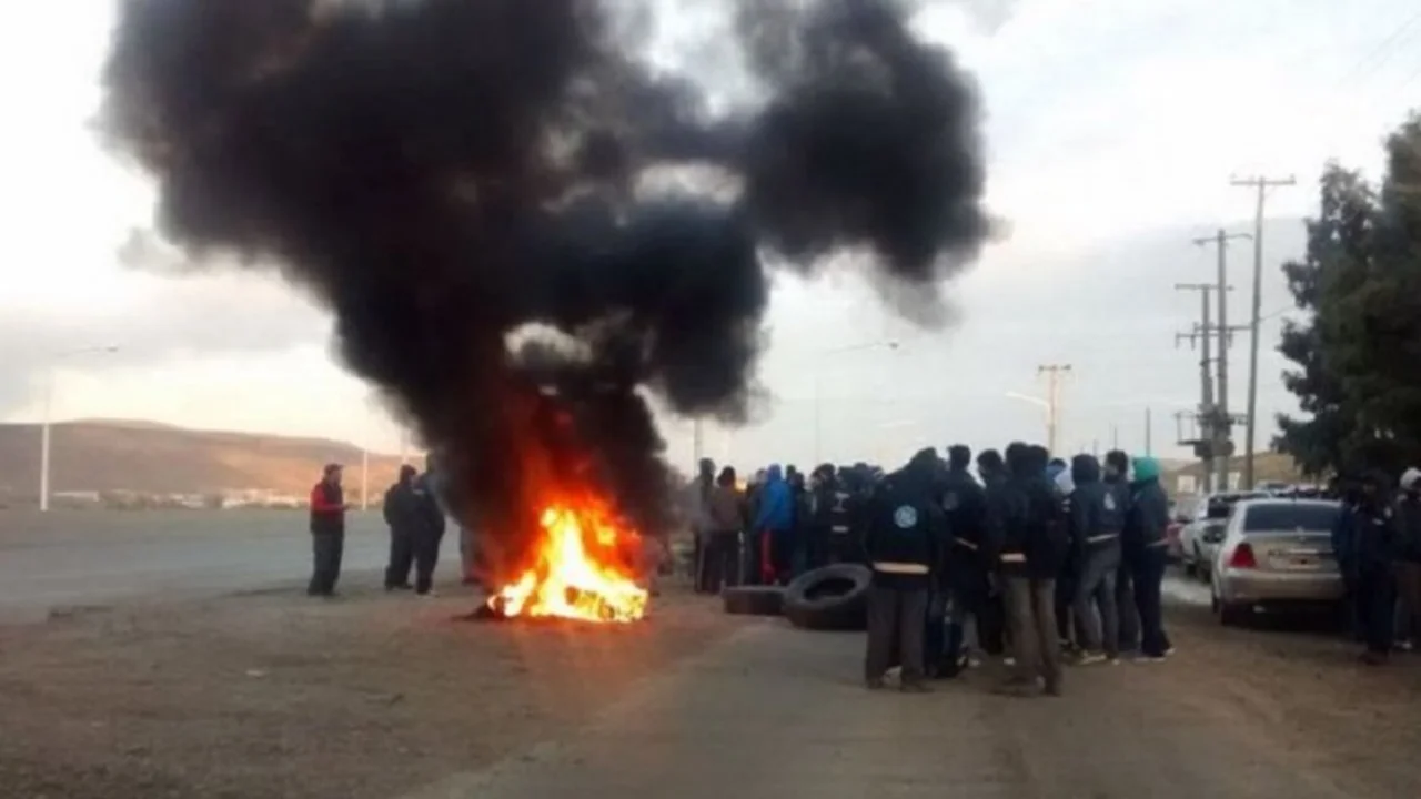Comodoro Rivadavia paralizada por una masiva huelga petrolera