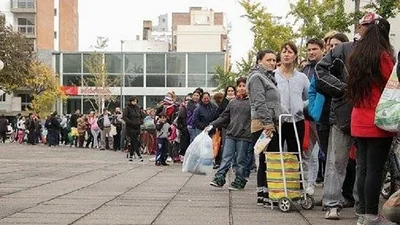 Santa Fe: más de dos cuadras de fila para recibir un litro de leche Santa Fe: más de dos cuadras de fila para recibir un litro de leche