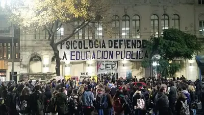 Multitudinaria marcha en defensa de la educación pública Multitudinaria marcha en defensa de la educación pública