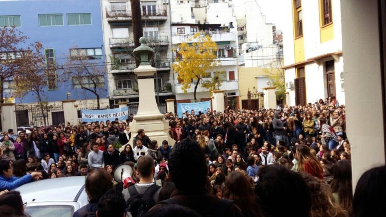 Médicos residentes reclaman reapertura de paritarias