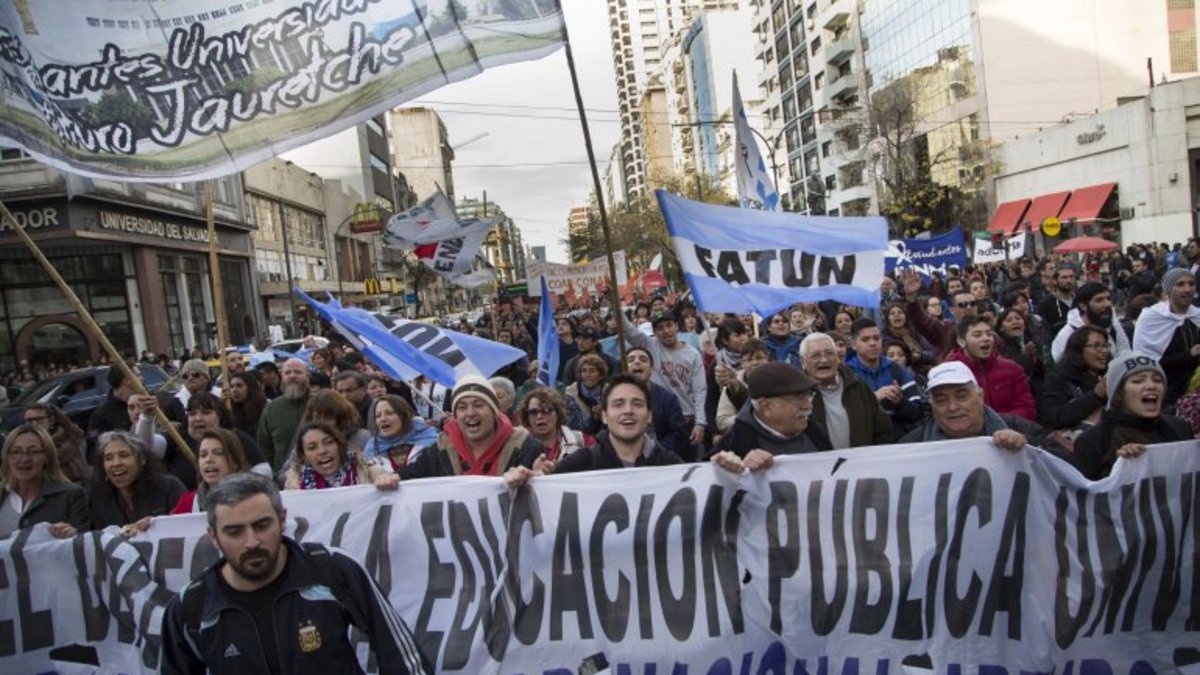 Masiva marcha de estudiantes universitarios en repudio al ajuste | El ...