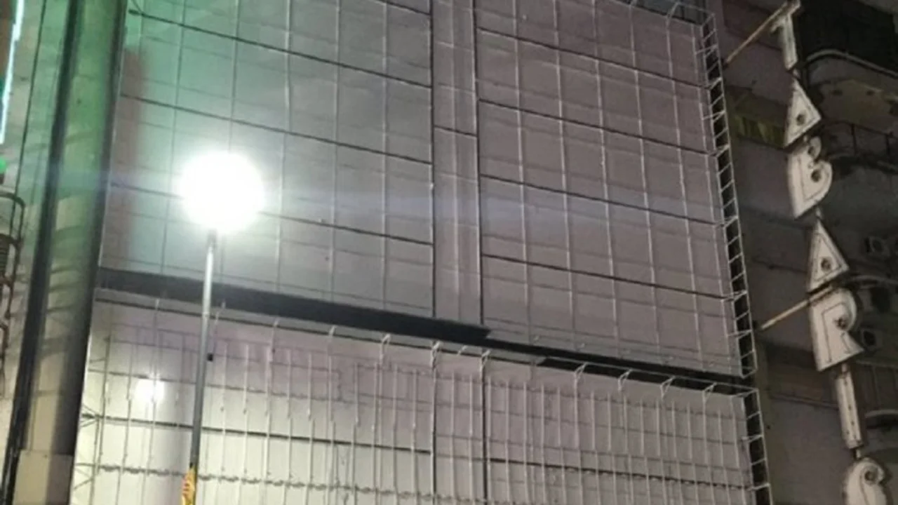 Desarmaron la marquesina del teatro Tabaris por la suba de luz