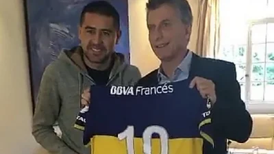 En medio de la sesión por la ley antidespidos, Macri recibió a Riquelme En medio de la sesión por la ley antidespidos, Macri recibió a Riquelme