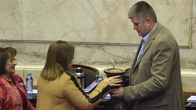 El mate gigante, protagonista de la sesión por la ley antidespidos El mate gigante, protagonista de la sesión por la ley antidespidos