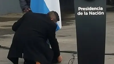 Mirá cómo se encargaron para que a Macri no se le caiga la bandera esta vez Mirá cómo se encargaron para que a Macri no se le caiga la bandera esta vez