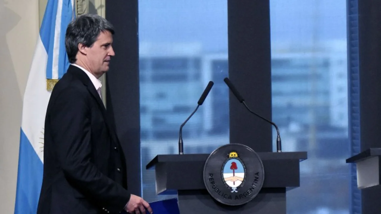 El Gobierno sigue negando el desempleo: "No hay caída del empleo", según Prat Gay