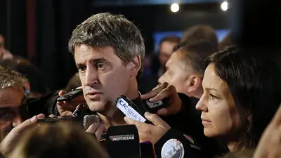 Prat Gay y un nuevo altercado con periodistas: "Viajen un poco más al interior" Prat Gay y un nuevo altercado con periodistas: "Viajen un poco más al interior"