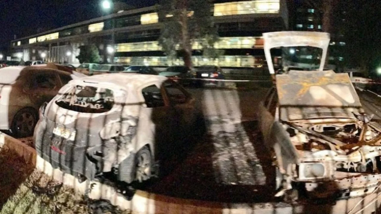 Incendiaron autos en un estacionamiento del Hospital  Posadas