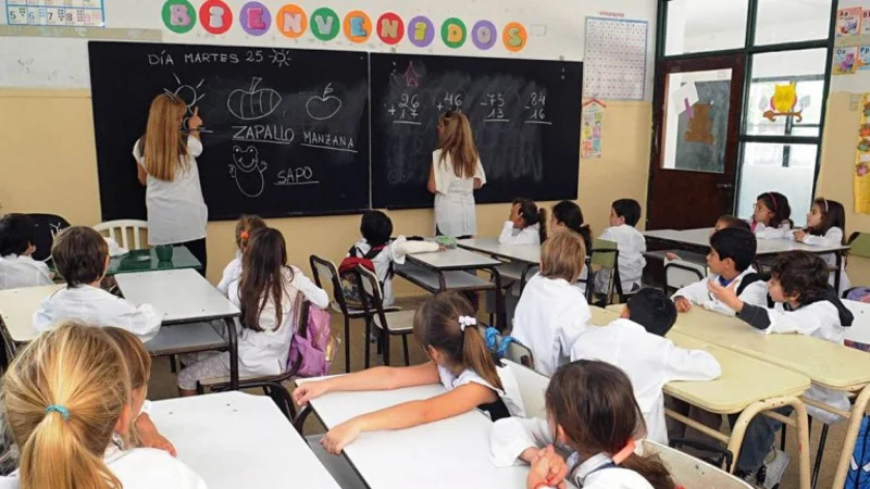 Abrió el cuaderno de comunicaciones de su hijo y se encontró con propaganda de Larreta