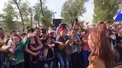 Cientos de simpatizantes saludan a Cristina en Ezeiza Cientos de simpatizantes saludan a Cristina en Ezeiza