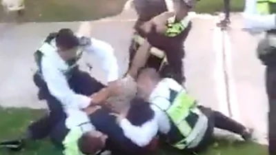 Así golpeó y detuvo la Policía de la Ciudad a un joven por fumar marihuana Así golpeó y detuvo la Policía de la Ciudad a un joven por fumar marihuana