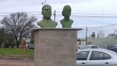 Un intendente de Cambiemos mandó a tapar un monumento de Evita y Perón Un intendente de Cambiemos mandó a tapar un monumento de Evita y Perón