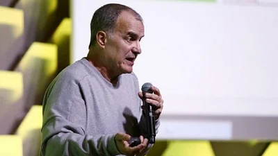 Marcelo Bielsa: "Los medios de comunicación se especializan en pervertir al ser humano" Marcelo Bielsa: "Los medios de comunicación se especializan en pervertir al ser humano"