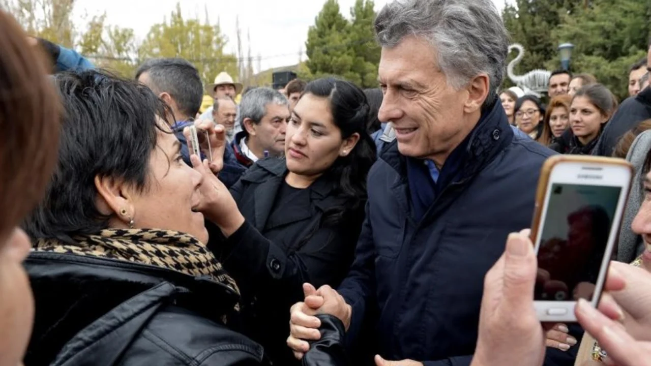 Junto al gobernador radical de Mendoza, Macri bromeó sobre el helicóptero