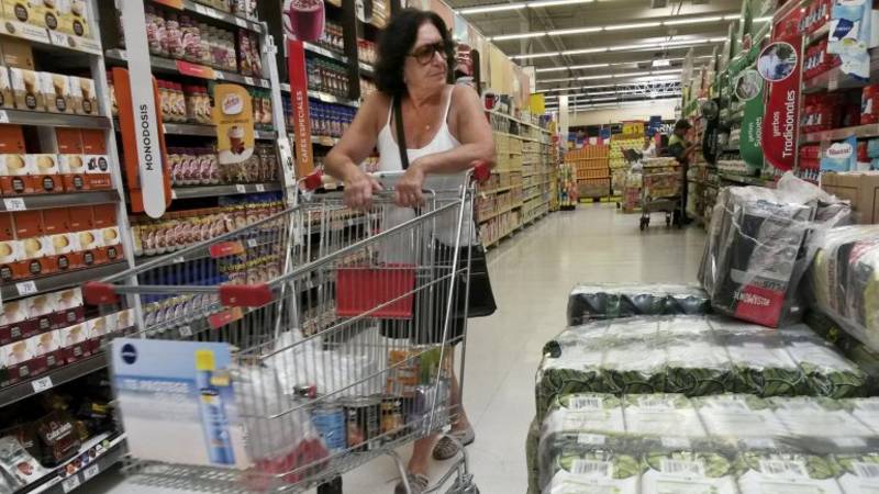 Inflación: el Gobierno admitió que no cumplirá la meta del 17% y se calienta la grieta con Sturzenegger