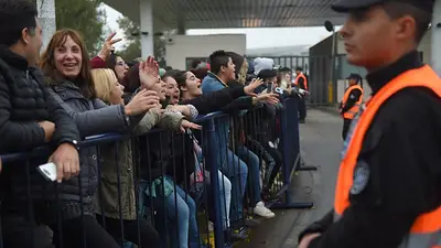 Cientos de militantes recibieron a Cristina en Ezeiza tras su regreso al país Cientos de militantes recibieron a Cristina en Ezeiza tras su regreso al país