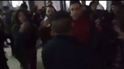 La policía ingresó armada a un colegio en busca de un estudiante menor de edad La policía ingresó armada a un colegio en busca de un estudiante menor de edad