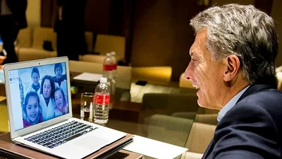 En plena crisis con Banghó, Macri se fotografía con una Mac Book importada En plena crisis con Banghó, Macri se fotografía con una Mac Book importada