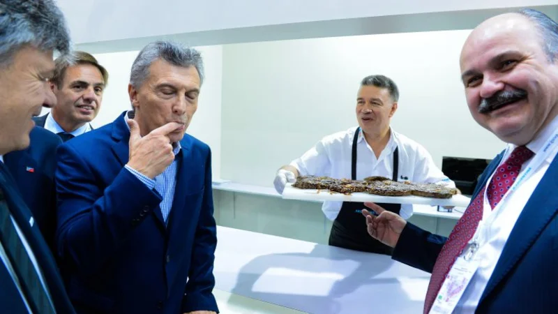 Desde China, Macri publicó un video de Carlos Tevez