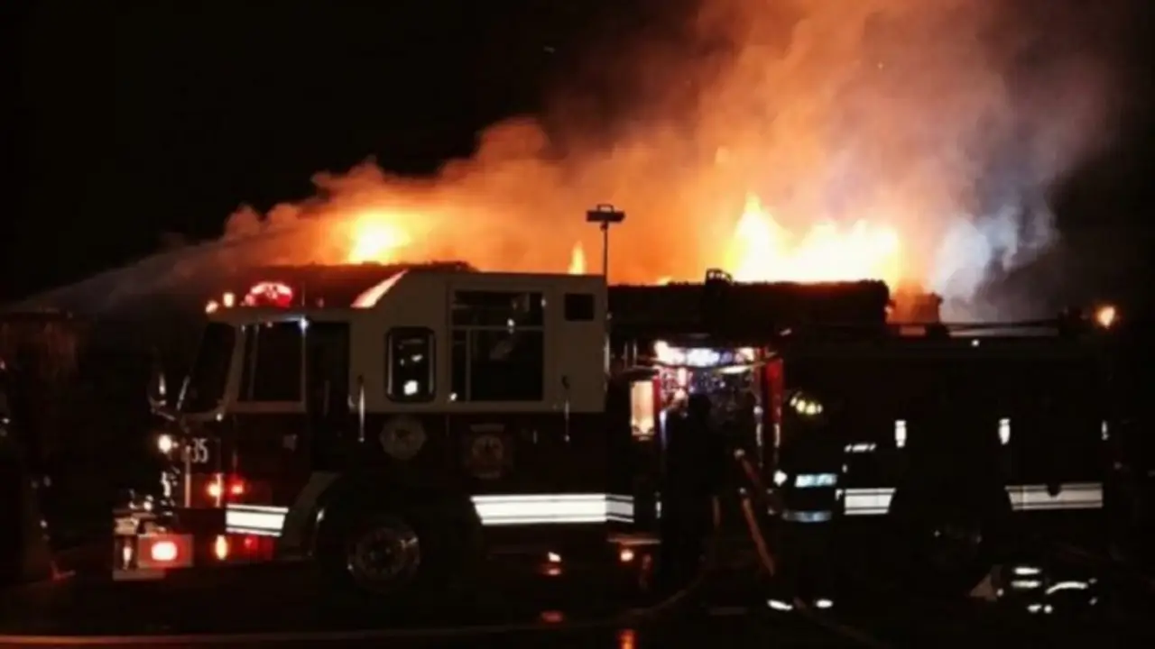 Feroz incendio de una papelera en Garin: el fuego alcanzó 10 metros de altura