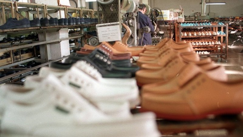 Por las importaciones, una fábrica de calzado reduce 50% los salarios
