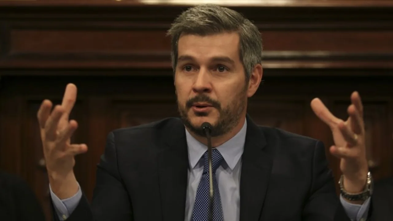 "Canas hot": la insólita nota de TN sobre el look de Marcos Peña