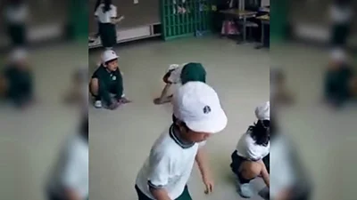 Macri publicó un video de niños limpiando las escuelas y abrió la polémica Macri publicó un video de niños limpiando las escuelas y abrió la polémica