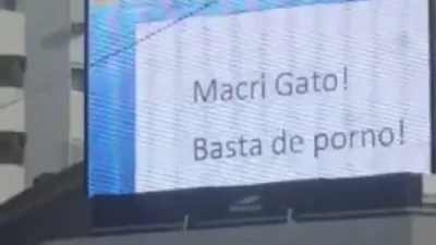 Hackearon una pantalla electrónica publicitaria y pusieron un mensaje contra Macri Hackearon una pantalla electrónica publicitaria y pusieron un mensaje contra Macri