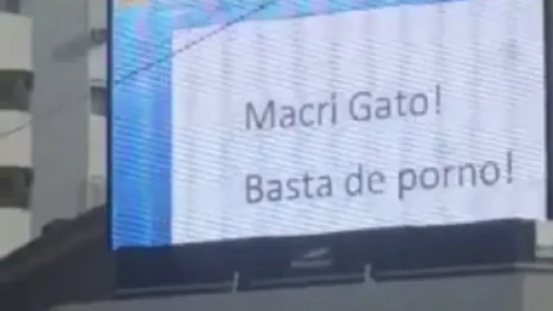 Hackearon una pantalla electrónica publicitaria y pusieron un mensaje contra Macri