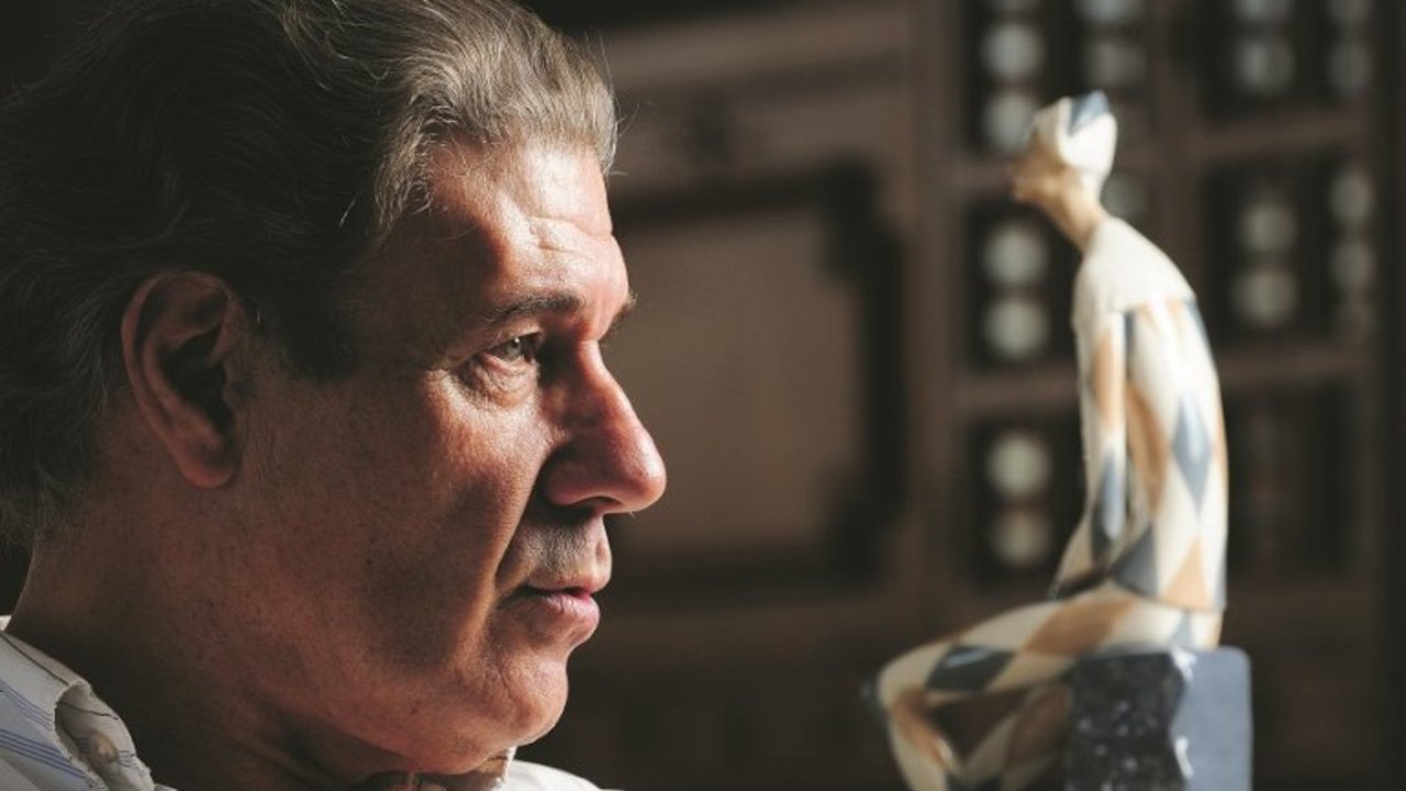 Por demanda de Clarín, allanan la casa de Víctor Hugo para embargarle sus cuadros