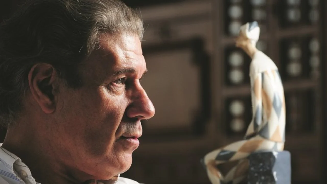 Por demanda de Clarín, allanan la casa de Víctor Hugo para embargarle sus cuadros