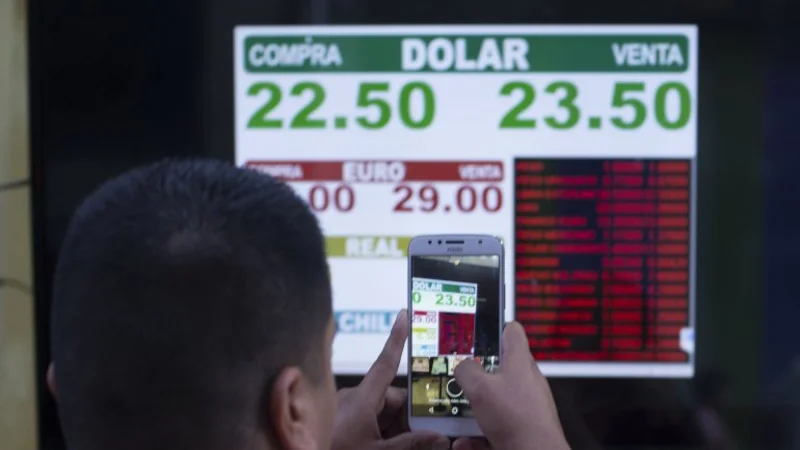 Fiebre verde: ¿A qué se debe el amor de los argentinos por el dólar?