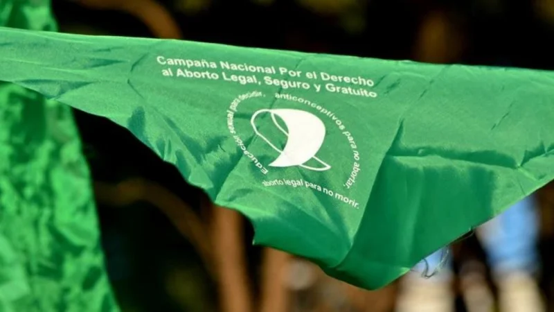 Polémica respuesta de La Nación a una lectora que cuestionó su editorial sobre el aborto